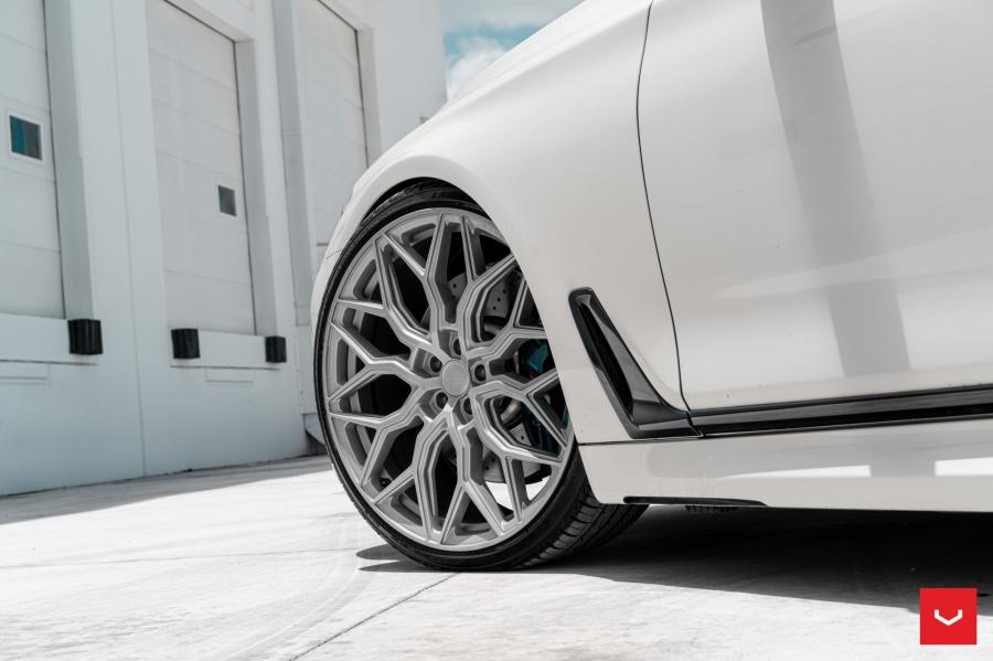 Детали экстерьера BMW 740i on Vossen Wheels (HF-2) 2018 года  (фото 6 из 15)